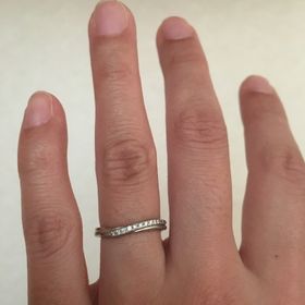 【銀座ダイヤモンドシライシの口コミ】 V字のデザインが指をほっそりと綺麗に見せてくれますし、小粒のダイヤモン…