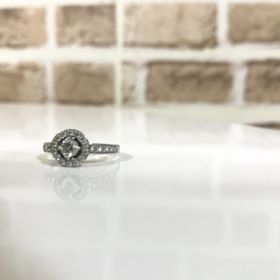 【ラザール ダイヤモンド(LAZARE DIAMOND)の口コミ】 婚約指輪の定番とされている立て爪リング（ソリティアリング）ではなく、…