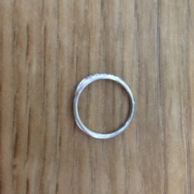 【ラザール ダイヤモンド(LAZARE DIAMOND)の口コミ】 奥さんが、エンゲージメントリングと重ねてつけたいという意向があり、シ…