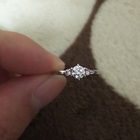 【JEWELRY  KAMATA(ジュエリーかまた)の口コミ】 価格は台座のみです。ダイヤは別ルート購入です。
決め手は、脇石のピンク…