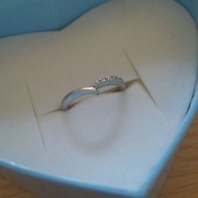 【canal4℃(カナルヨンドシー)の口コミ】 婚約指輪とセットでつけれ、指が長く見えるデザインになっています。Vのデ…