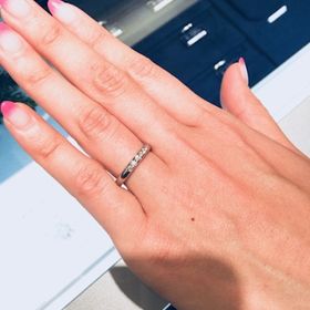 【ROYAL ASSCHER(ロイヤル・アッシャー)の口コミ】 ストレートラインに5粒のダイヤモンドが埋め込まれています。ダイヤモンド…