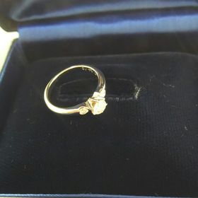 【ROYAL ASSCHER(ロイヤル・アッシャー)の口コミ】 一粒ダイヤと三粒ダイヤ（今回選んだもの）と迷いましたが、歳を取っても…