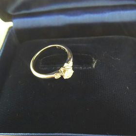 【ROYAL ASSCHER(ロイヤル・アッシャー)】の口コミ 一粒ダイヤと三粒ダイヤ（今回選んだもの）と迷いましたが、歳を取っても自...