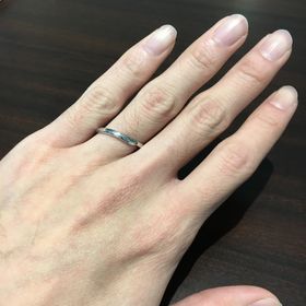 【俄(にわか)の口コミ】 指が細いので、太い指輪は似合わなく細い指輪を探していました。せせらぎ…
