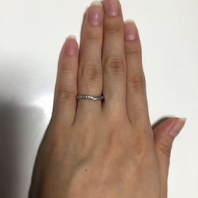 【ジュエリーツツミ(JEWELRY TSUTSUMI)の口コミ】 全体的に細身なデザインで、細い指でも浮かずに馴染むところが購入の決め…