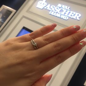 【ROYAL ASSCHER(ロイヤル・アッシャー)の口コミ】 別のブランドと最後まで迷いに迷って最終的にはダイヤの輝き方が好きなこ…