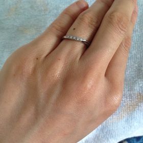 【ラザール ダイヤモンド(LAZARE DIAMOND)の口コミ】 緩やかにウェーブしたラインなので指を細く長めに見せる効果があり、私の…