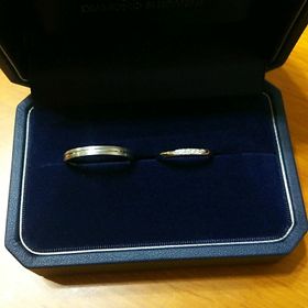 【銀座ダイヤモンドシライシの口コミ】 男性側のデザインがシンプルで気に入りました。手が大きいため幅の太いリ…