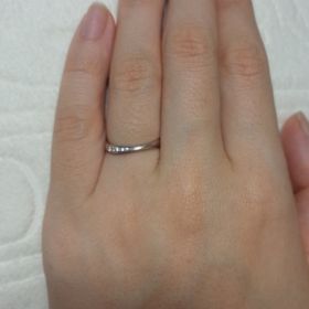 【銀座ダイヤモンドシライシの口コミ】 リングの内側の当たり具合です。日本人の指に合う設計のため、指が痛くな…