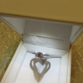 【STAR JEWELRY(スタージュエリー)の口コミ】 できるだけ石が大きく見えるデザインを希望。比較的指が細めのため、あま…