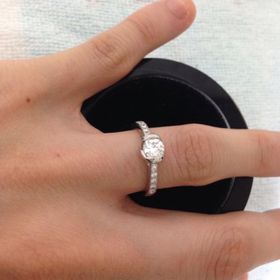 【ラザール ダイヤモンド(LAZARE DIAMOND)の口コミ】 センターの石に向かって少しづつ細くなる細身のリングの形と、どの角度か…