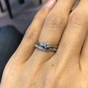 【ケイウノ ブライダル(K.UNO BRIDAL)の口コミ】 婚約指輪とセットでつけたいという希望でセットでつけてしっくりくるもの…