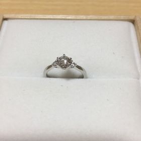 【宝寿堂(ほうじゅどう)の口コミ】 婚約指輪を彼女と共に見に行来ました。
彼女が気にいる者を購入しました。…