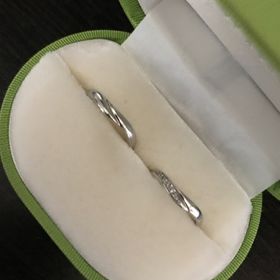 【ミルフローラ(Milluflora)の口コミ】 婚約指輪と重ねてつける際に違和感のないカタチを重視して選びました。
そ…