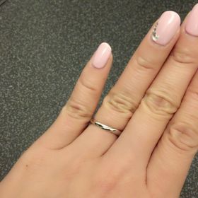 【宝寿堂(ほうじゅどう)の口コミ】 こちらを先に選び、そのあとに婚約指輪を選びました。
ストレートよりウェ…