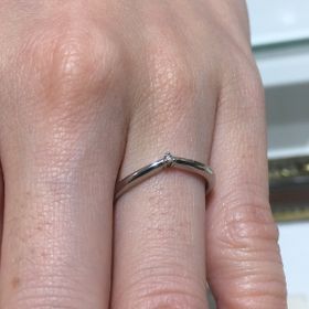 【ケイウノ ブライダル(K.UNO BRIDAL)の口コミ】 センターにさりげなくダイヤが入っているのが可愛かったです。Ｖラインの…