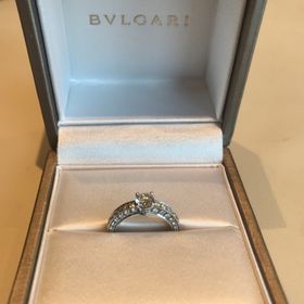 【ブルガリ(BVLGARI)の口コミ】 お店に入った時、どの指輪よりもキラキラ光っていて一目惚れでした。どの…