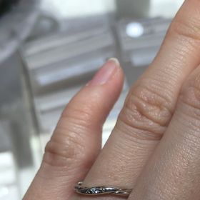 【ヴァンドーム青山(VENDOME AOYAMA)の口コミ】 ダイヤは一石のみですが、ダイヤのサイドに丸い彫り模様があるので、華や…