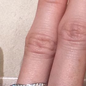 【ギンザタナカブライダル(GINZA TANAKA BRIDAL)の口コミ】 ゆるやかなＶラインのため、指が長く見えて素敵でした。同じ種類でセンタ…