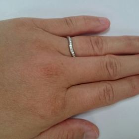 【ティファニー(Tiffany & Co.)の口コミ】 華奢なフォルムと中央のカーブのアクセント、そして控えめで小さなダイヤ…