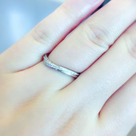 【銀座ダイヤモンドシライシの口コミ】 派手すぎず、シンプル過ぎない指輪を探していました。
上品なメレダイヤモ…
