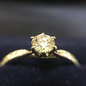 【銀座ダイヤモンドシライシの口コミ】 結婚指輪と同じシリーズで、2017年11月に発売された新商品でした。
結婚指…