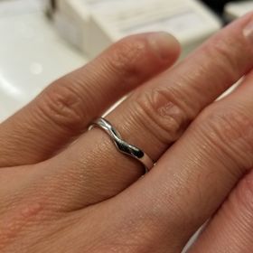 【JEWELRY  KAMATA(ジュエリーかまた)の口コミ】 少しカーブする事で、指を細く見せることができます。 指輪の形がハートの…