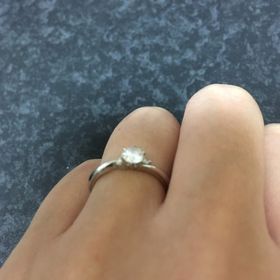 【PAVEO CHOCOLAT(パヴェオショコラ)の口コミ】 指が短いので、長く見えるデザインのものを探していました。真ん中に１つ…