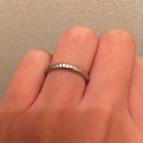 【COCKTAIL(カクテル)の口コミ】 指が短いので、指が長く綺麗に見えて、かつ婚約指輪と重ね付けができるも…