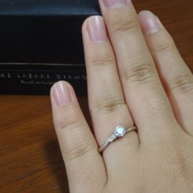 【ラザール ダイヤモンド(LAZARE DIAMOND)の口コミ】 シンプルですっきりとしたデザインが気に入りました。
ぽってりとした指を…