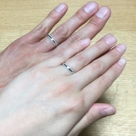 【銀座ダイヤモンドシライシの口コミ】 ミル打ちリングが元々希望でした。キズも目立ちにくくお洒落な所が気に入…
