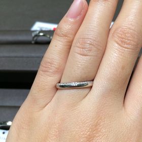 【アイプリモ(I-PRIMO)の口コミ】 上半分にメレダイヤが付いてとても綺麗です。キラキラし過ぎかなって気に…