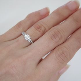 【デビアス(DE BEERS)の口コミ】 指輪を二本重ね付けしたような、華やかなデザインが気に入って購入しまし…