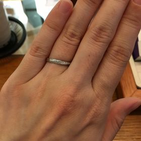 【アネリディギンザ(ANELLI DI GINZA)の口コミ】 メレダイヤが斜めに流れるように入っていて、どの角度から見てもキラキラ…