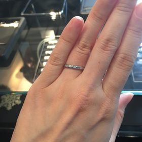 【エクセルコダイヤモンド(EXELCO DIAMOND)の口コミ】 斜めに2本メレダイヤが入っています。
程よいボリューム感で、真ん中がプ…