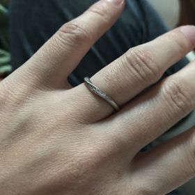 【ラザール ダイヤモンド(LAZARE DIAMOND)の口コミ】 斜めにカーブしているようなデザインだったので、はめた際に指が細く長く…