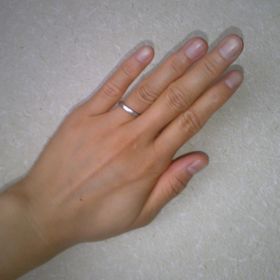 【ギンザタナカブライダル(GINZA TANAKA BRIDAL)の口コミ】 指輪の幅が広くなく、狭くなく、ちょうどいい2,5mm幅です。指にハメても全…