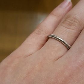 【ティファニー(Tiffany & Co.)の口コミ】 1本で着けても見映えがするように、ミル打ちのものを探していました。
他…