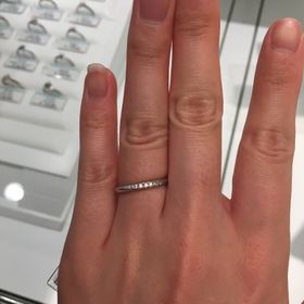 【銀座ダイヤモンドシライシの口コミ】 ハーフエタニティのブーケ。
ブーケという名前のリングは何種類かあり、自…