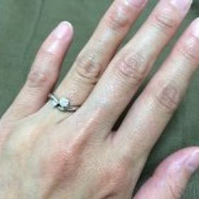 【銀座ダイヤモンドシライシの口コミ】 ゆるやかなV字型をしているので指輪を着けたときに指の短さが分かりにくく…