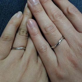 【銀座ダイヤモンドシライシの口コミ】 付け心地の良さが決め手でした。婚約指輪もこちらで購入しており、付け心…