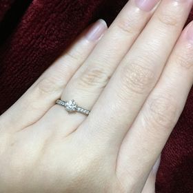 【アイプリモ(I-PRIMO)の口コミ】 買いに行く前はメインのダイヤの両隣に小さいダイヤがあるデザインを考え…