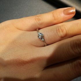 【ラザール ダイヤモンド(LAZARE DIAMOND)の口コミ】 リングのアームが、中央のダイヤモンドに向けて細くねじりをつけて絞られ…