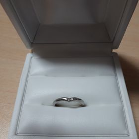 【CAFERING(カフェリング)の口コミ】 手が小さい私でも指がきれいに見える細身のVラインに一目惚れしました。逆…