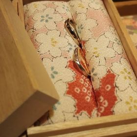 【杢目金屋(もくめがねや)の口コミ】 もともと和風の雰囲気が好きなので、一目惚れでした。指輪の名前もそれぞ…