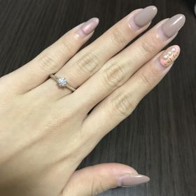 【銀座ダイヤモンドシライシの口コミ】 シンプルなリングを選ぶことが多いのですが、シンプルでありながらデザイ…
