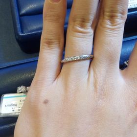 【銀座ダイヤモンドシライシの口コミ】 細身のリングで小さなダイヤが斜めに入っています。リングの側面まで半周…