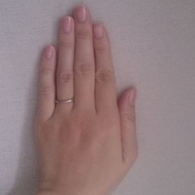 【agete(アガット)の口コミ】 とにかく華奢でシンプルなところに惹かれました。サイドに細かなミル打が…