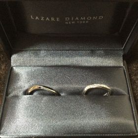 【ラザール ダイヤモンド(LAZARE DIAMOND)の口コミ】 少しカーブしている指輪の方が指が綺麗に見えると思い探していました。
こ…